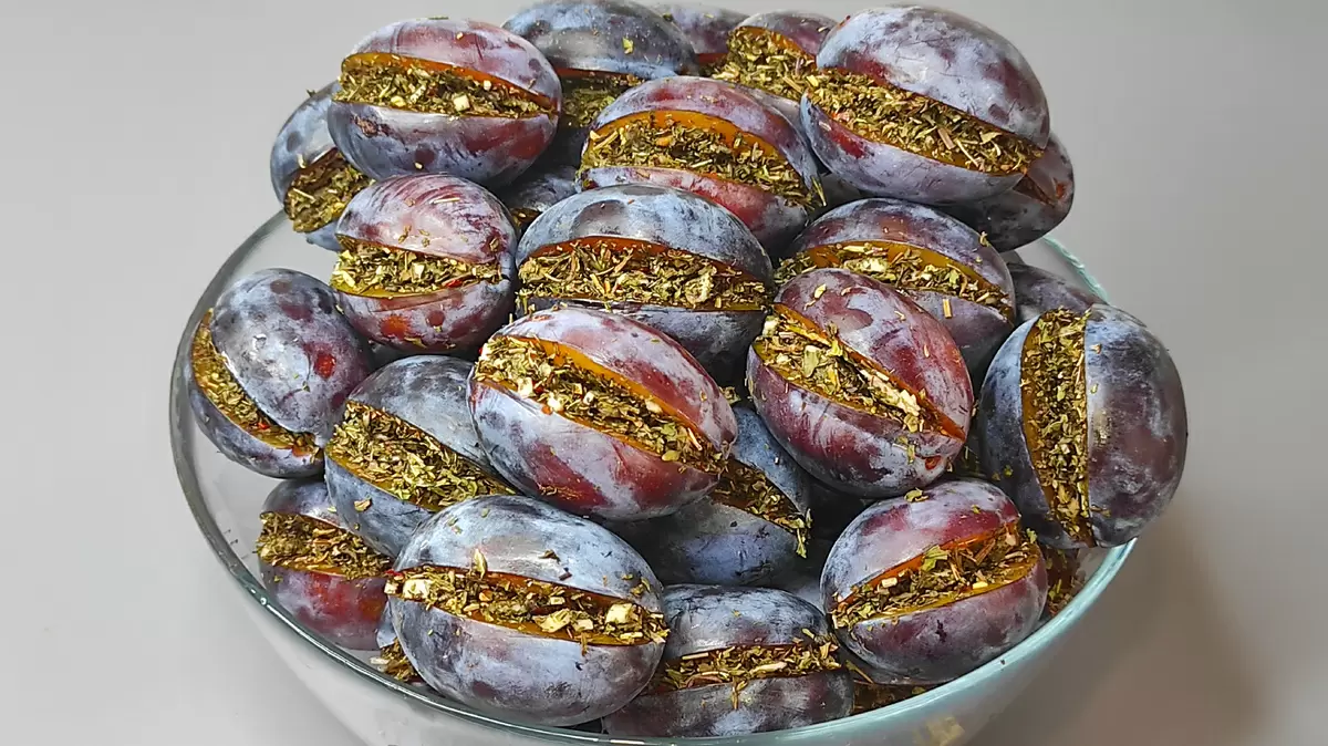 Идеальная закуска: маринованные сливы с мятой и чесноком