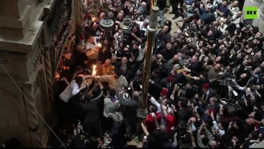 Благодатный огонь сошёл в Храме Гроба Господня в Иерусалиме