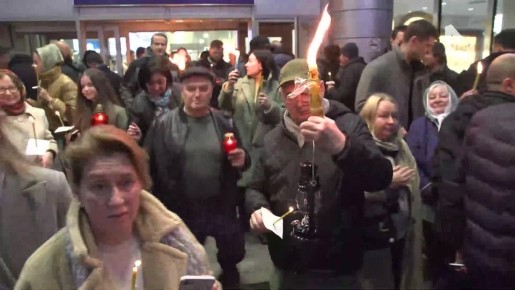 Частицу Благодатного огня, доставленную из Иерусалима в Москву, встретили верующие в аэропорту