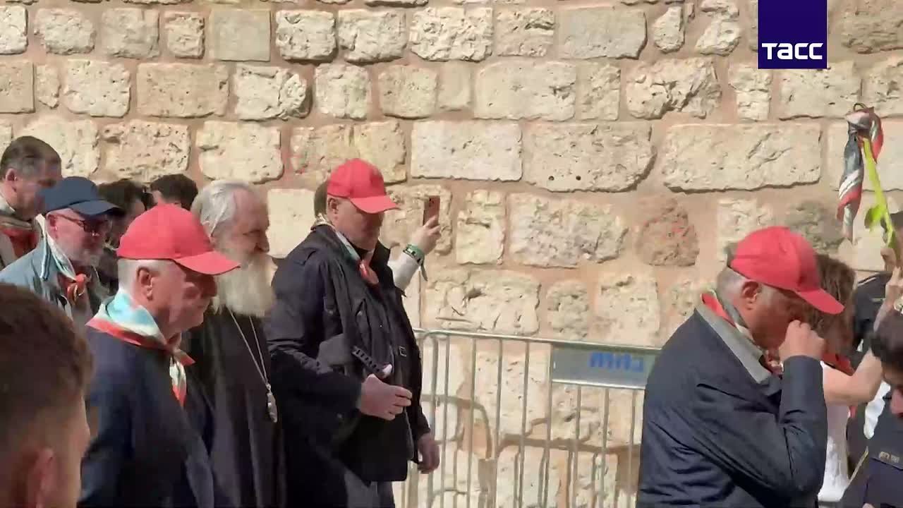 Делегация Фонда Андрея Первозванного прибыла в храм Гроба Господня в ожидании схождения Благодатного огня, передает корреспондент ТАСС