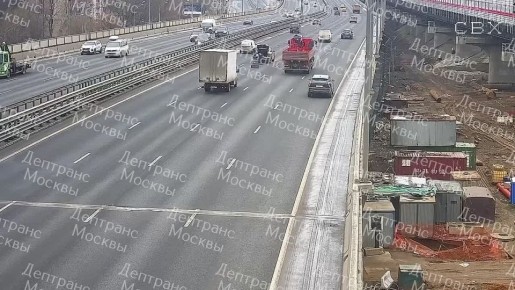 Момент жесткого ДТП в Москве попал на камеры — на СВХ "Газель" влетела в легковушку, остановившуюся из-за поломки