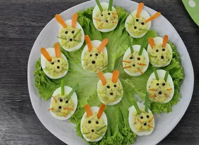 Фаршированные яйца "Зайцы": яркая и вкусная закуска для любого праздника