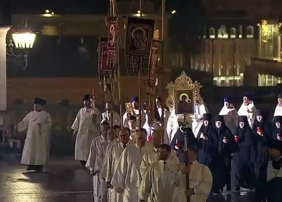 Крестный ход начался у Храма Христа Спасителя в Москве в рамках пасхальной службы