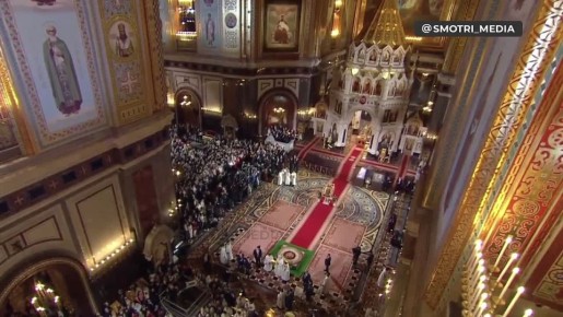 Крестный ход начался у храма Христа Спасителя в Москве как часть пасхального богослужения