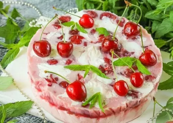 Летний десерт с черешней: как приготовить йогуртовый торт, вдохновляющий на отдых