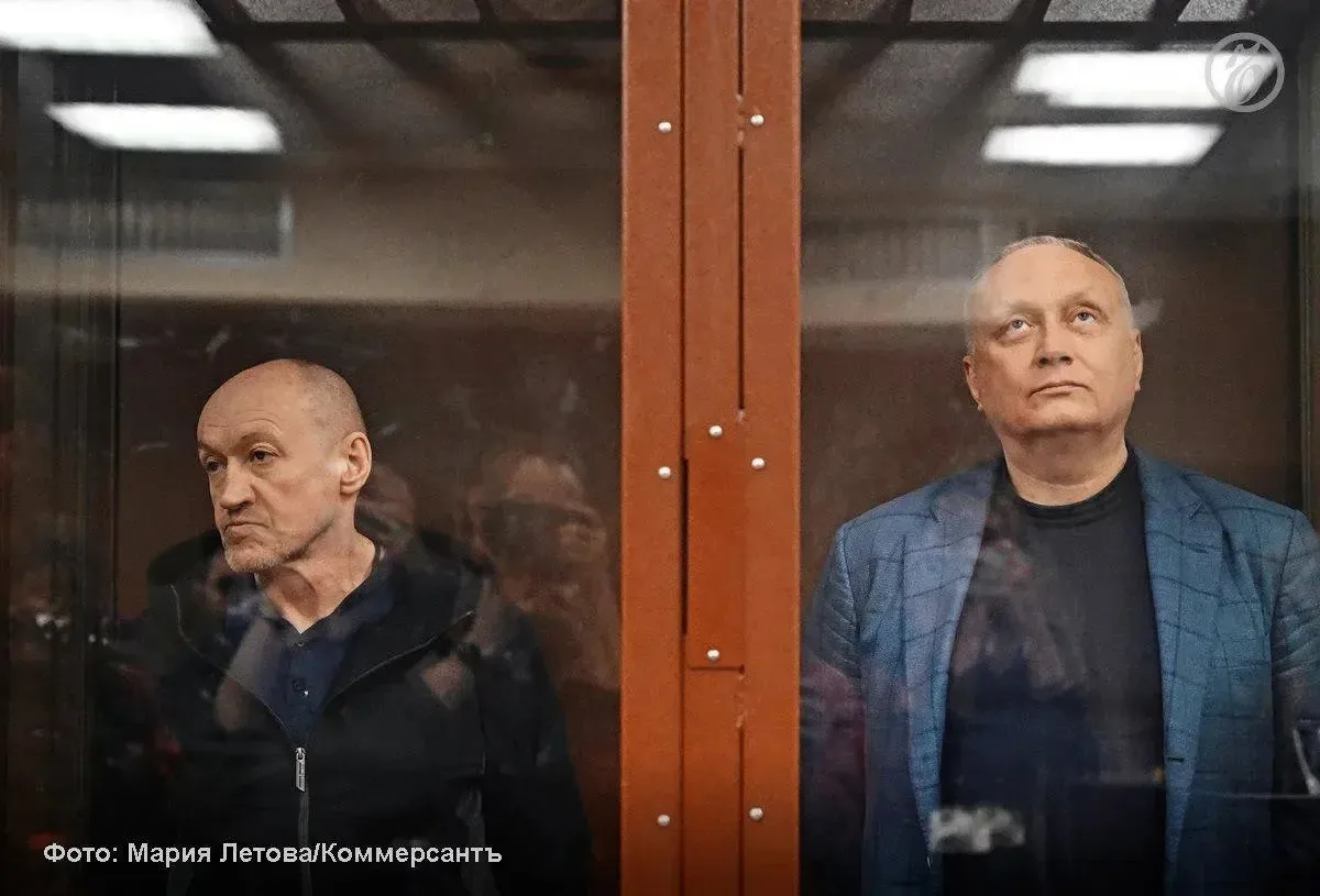 Опираясь на вердикт присяжных, суд в Москве отправил экс-сенатора Дмитрия Савельева на 10-летний срок в колонию строгого режима