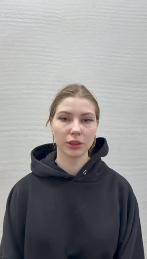 В Москве полицейские задержали приготовившую кальян на куличе девушку