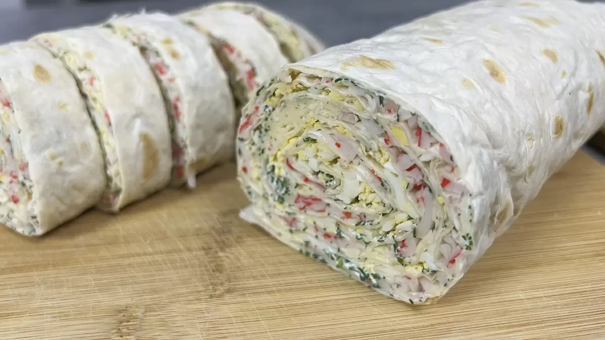 Невероятный рулет из лаваша с крабовыми палочками: новогодняя закуска, которая удивит ваших гостей!