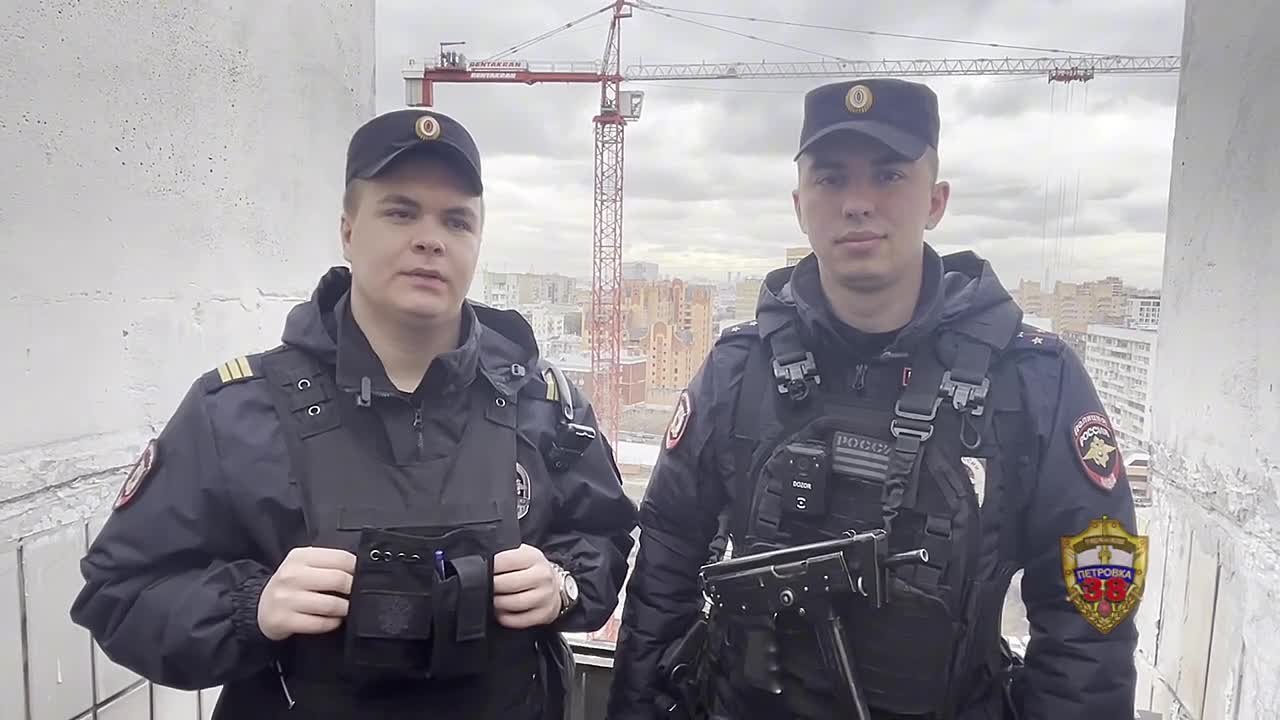 В Москве сотрудники патрульно-постовой службы полиции спасли девочку от необдуманного поступка