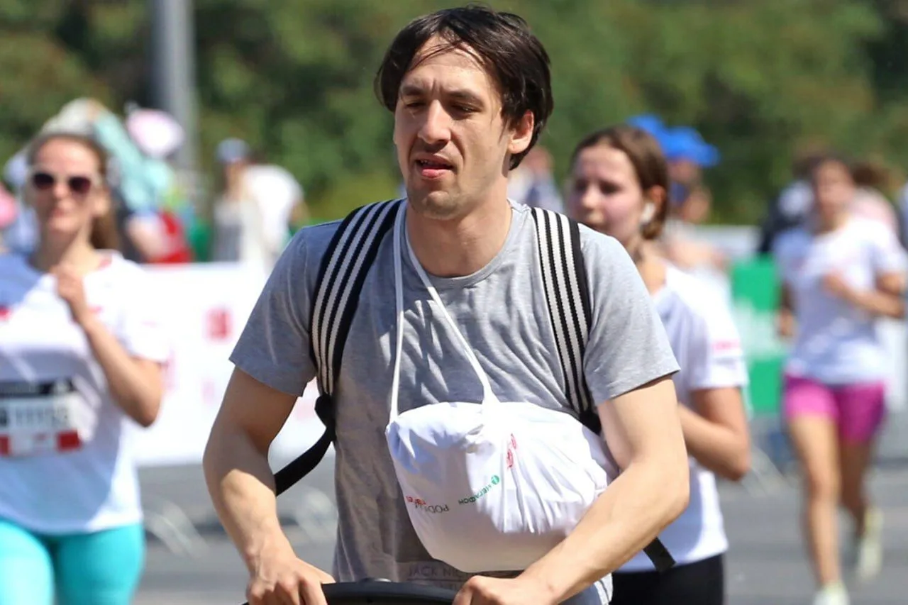 Суд в Москве приговорил актера Артура Смольянинова* к восьми годам колонии заочно по делу о распространении фейков про ВС РФ, сообщает ТАСС