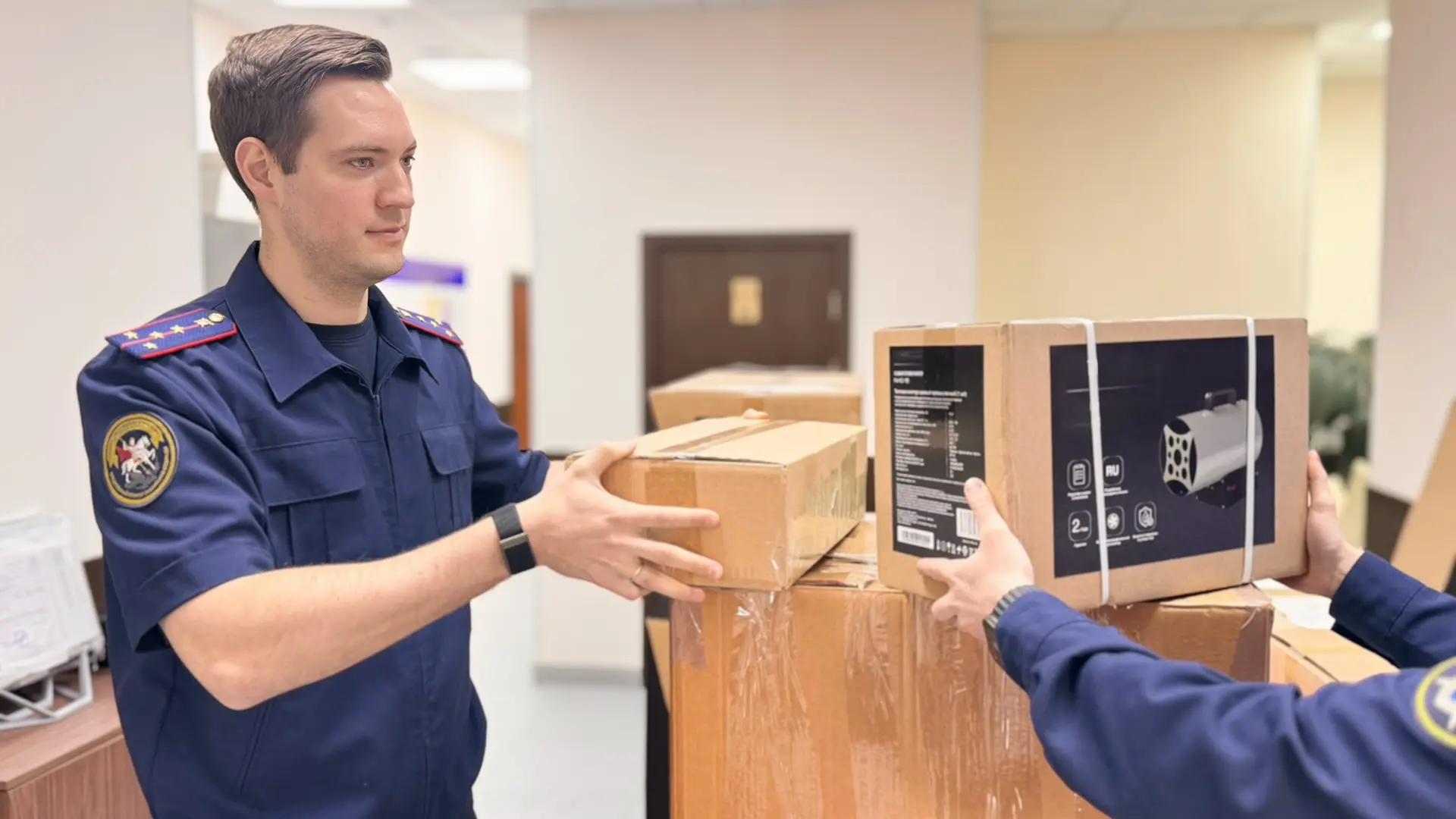 Офицеры столичного Следственного комитета оказали гуманитарную помощь пострадавшим в результате стихийного бедствия в Республике Дагестан Офицеры столичного Следственного комитета оказали гуманитарную помощь пострадавшим в результате стихийного бедствия в Республике Дагестан