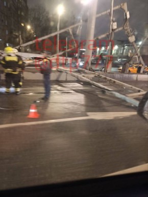 Иномарка врезалась в мачту городского освещения на Третьем транспортном кольце в Москве