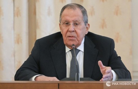 Договоренности, достигнутые Россией и США на Аляске по Украине, блокируются европейской элитой, заявил Лавров в Пекине