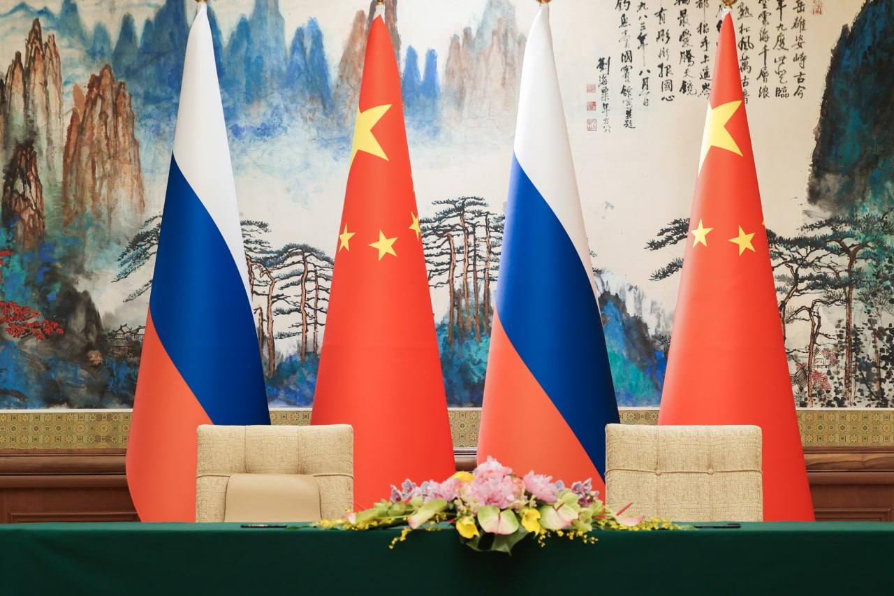 14-15 апреля состоялся официальный визит в Китай Министра иностранных дел Российской Федерации С.В.Лаврова, в ходе которого глава российского внешнеполитического ведомства был принят Председателем КНР Си Цзиньпином и провёл... 14-15 апреля состоялся официальный визит в Китай Министра иностранных дел Российской Федерации С.В.Лаврова, в ходе которого глава российского внешнеполитического ведомства был принят Председателем КНР Си Цзиньпином и провёл...