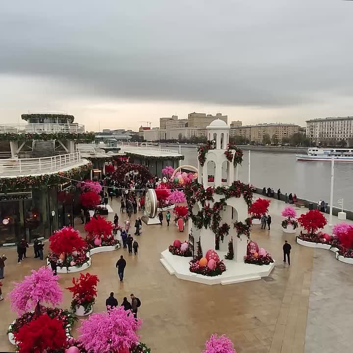 Праздник весны и добрых дел: Сергей Собянин и Патриарх Кирилл побывали на площадке фестиваля «Пасхальный дар»