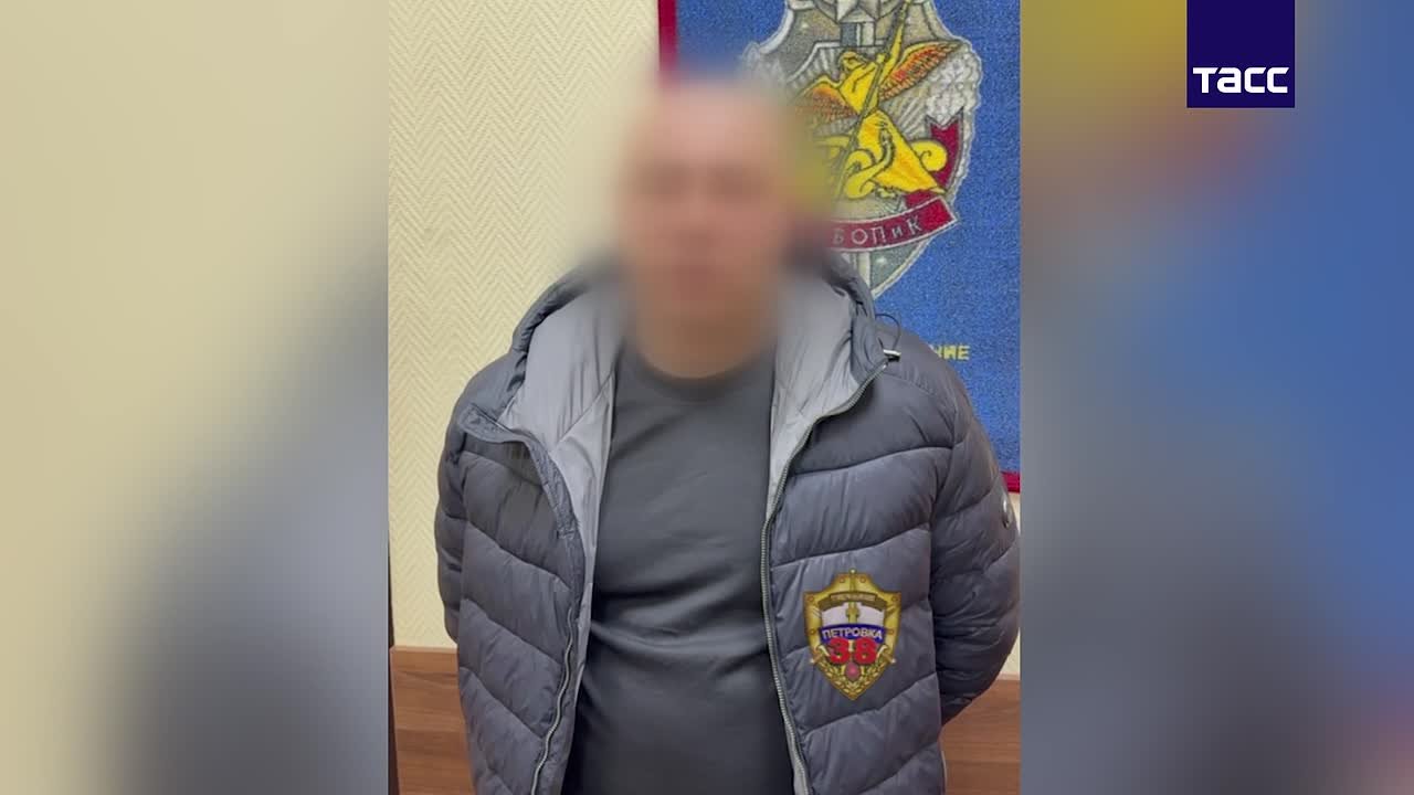 Мужчина в ходе ссоры ударил человека, в результате чего тот упал, ударился головой об асфальт и умер, сообщили ТАСС в пресс-службе столичного ГУ МВД РФ