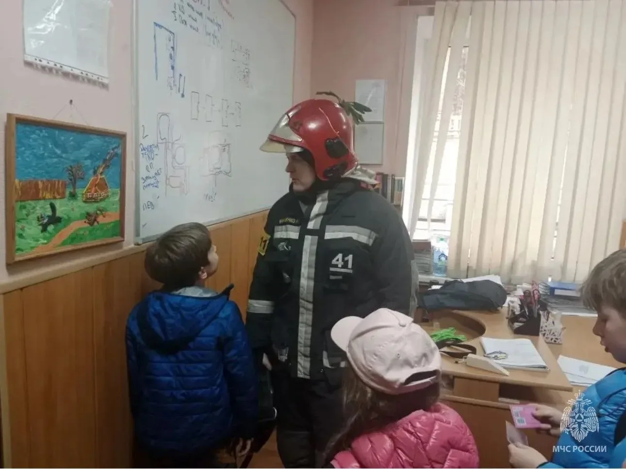 Экскурсия в пожарную часть для юных гостей Экскурсия в пожарную часть для юных гостей