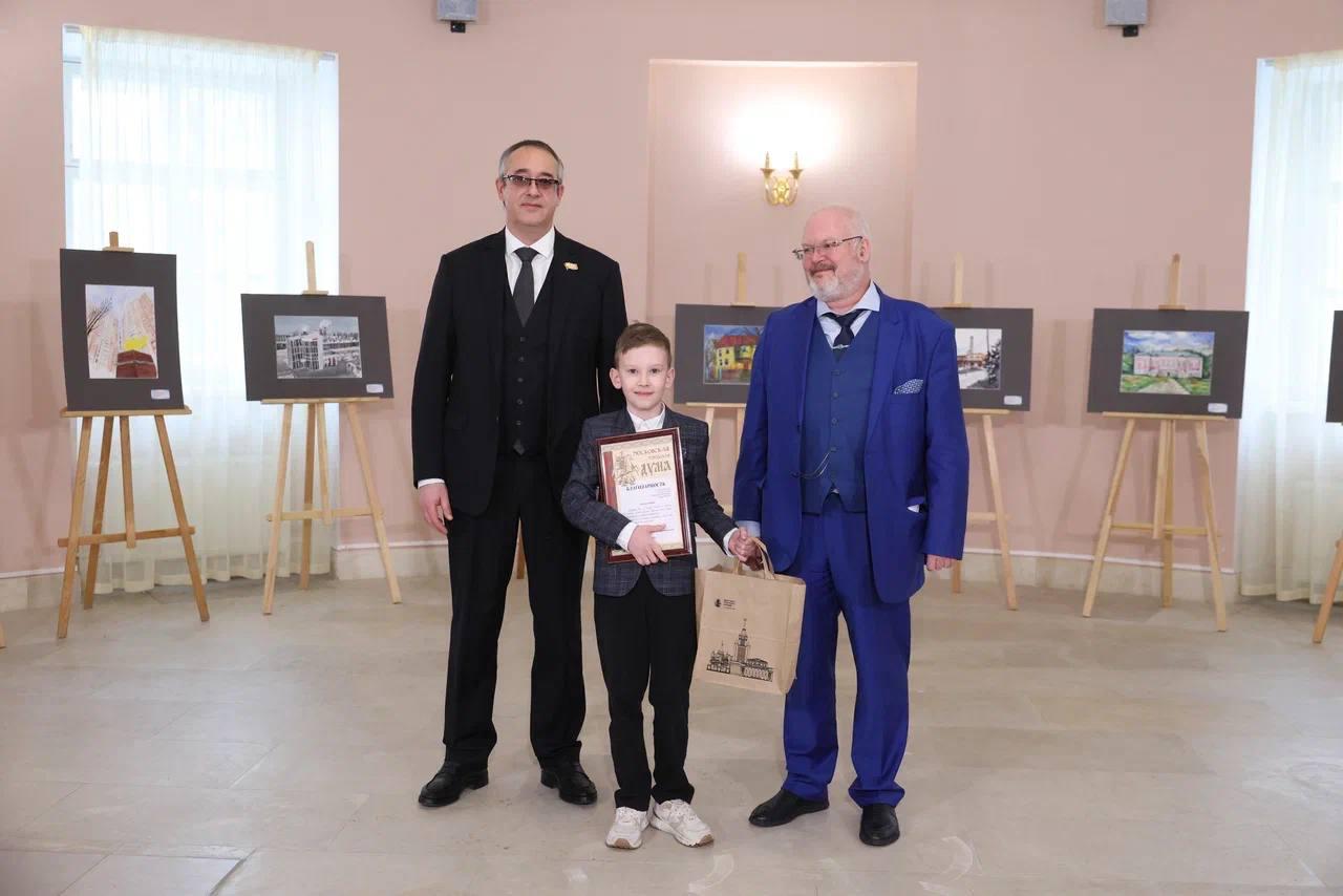 Алексей Шапошников: Подведение итогов конкурса детского рисунка «Наследие моего района» в стенах Мосгордумы – уже добрая весенняя традиция Алексей Шапошников: Подведение итогов конкурса детского рисунка «Наследие моего района» в стенах Мосгордумы – уже добрая весенняя традиция