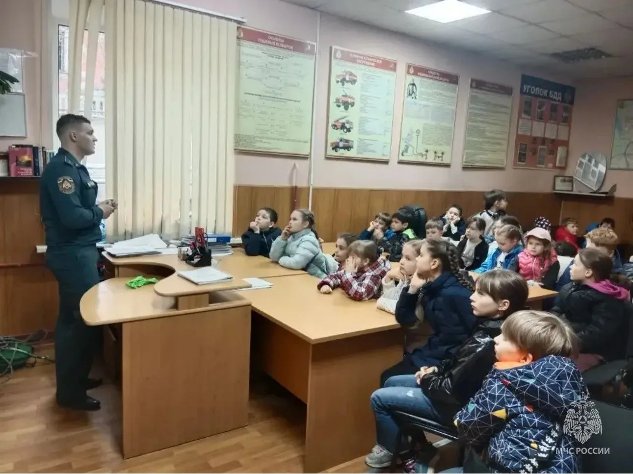 Экскурсия в пожарную часть для юных гостей Экскурсия в пожарную часть для юных гостей