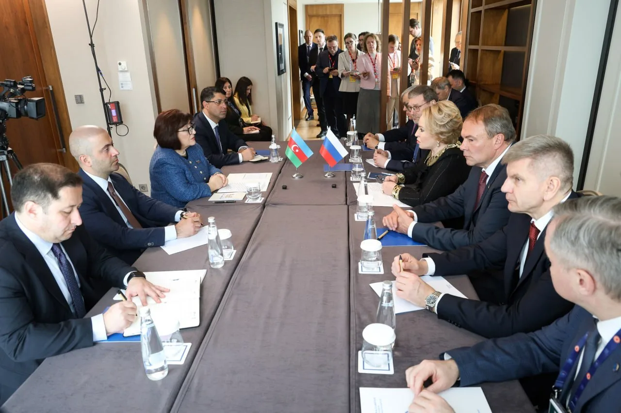 Председатель Совета Федерации Валентина Матвиенко на встрече со спикером Милли меджлиса Азербайджана Сахибой Гафаровой в Стамбуле вновь выразила соболезнования семьям погибших при крушении самолёта AZAL и заявила, что...