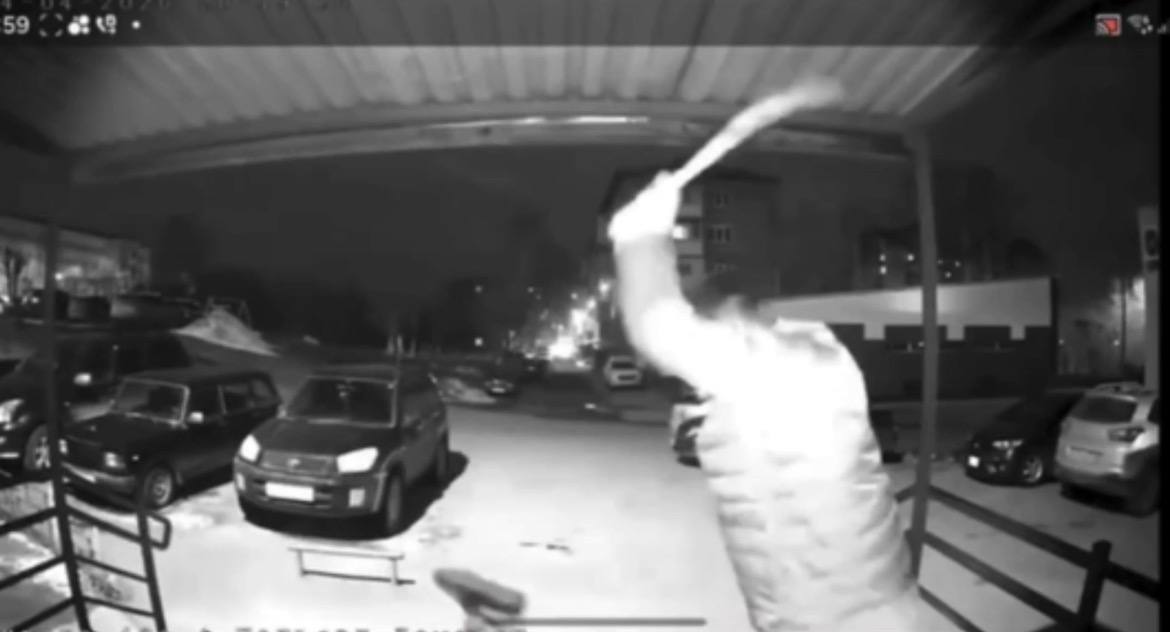 Житель Ачинска Красноярского края избил подростка металлической ложкой для обуви за то, что он с друзьями сидел в подъезде