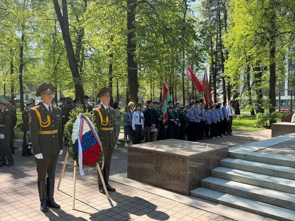 В сквере им. Г.К.Жукова состоялось организованное Постпредством России, Администрацией Московского района г. Минска и Исполкомом СНГ памятное мероприятие в честь Маршала Победы, четырежды Героя Советского Союза Георгия... В сквере им. Г.К.Жукова состоялось организованное Постпредством России, Администрацией Московского района г. Минска и Исполкомом СНГ памятное мероприятие в честь Маршала Победы, четырежды Героя Советского Союза Георгия...
