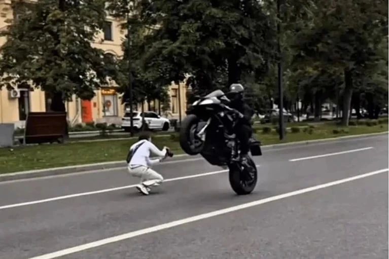 Мечтала стать знаменитой, но ничего не получалось: звезду клипа "Девочка-война" Ксению Добромилову насмерть сбил мотоцикл Мечтала стать знаменитой, но ничего не получалось: звезду клипа "Девочка-война" Ксению Добромилову насмерть сбил мотоцикл