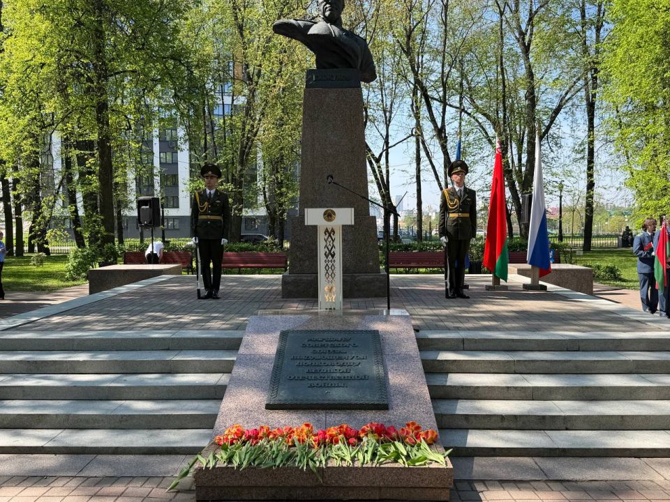 В сквере им. Г.К.Жукова состоялось организованное Постпредством России, Администрацией Московского района г. Минска и Исполкомом СНГ памятное мероприятие в честь Маршала Победы, четырежды Героя Советского Союза Георгия... В сквере им. Г.К.Жукова состоялось организованное Постпредством России, Администрацией Московского района г. Минска и Исполкомом СНГ памятное мероприятие в честь Маршала Победы, четырежды Героя Советского Союза Георгия...