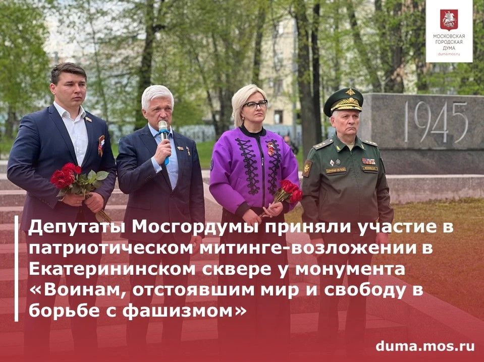 Важно, что на церемонию пришли сотни людей: ветераны, юнармейцы, представители Ассоциации Героев и ветеранов СВО, депутаты, директора школ и учреждений культуры, учащиеся