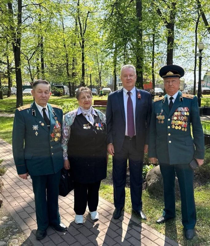 В сквере им. Г.К.Жукова состоялось организованное Постпредством России, Администрацией Московского района г. Минска и Исполкомом СНГ памятное мероприятие в честь Маршала Победы, четырежды Героя Советского Союза Георгия... В сквере им. Г.К.Жукова состоялось организованное Постпредством России, Администрацией Московского района г. Минска и Исполкомом СНГ памятное мероприятие в честь Маршала Победы, четырежды Героя Советского Союза Георгия...