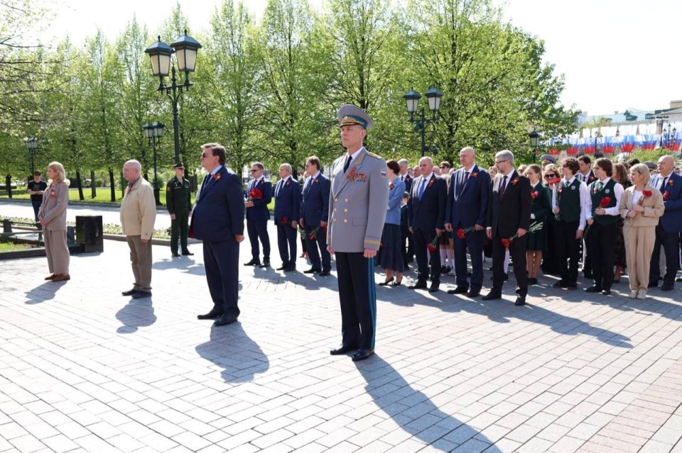 В Москве состоялась церемония возложения венков и цветов к Могиле Неизвестного солдата В Москве состоялась церемония возложения венков и цветов к Могиле Неизвестного солдата
