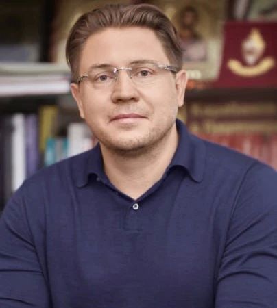 Известный адвокат Александр Карабанов обвиняется в мошенничестве в особо крупном размере — он заключен под стражу, сообщили в СК