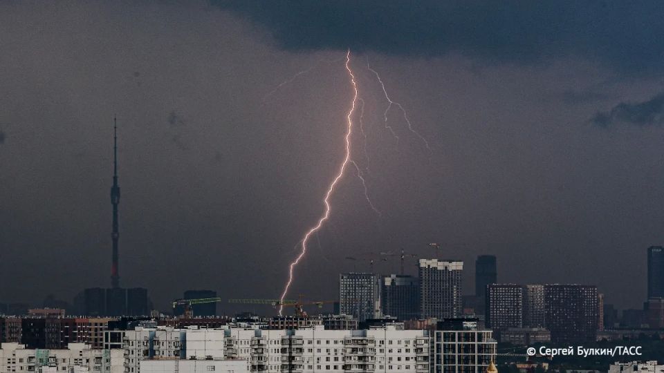 Желтый уровень погодной опасности действует в Москве и Подмосковье до 22:00 мск из-за грозы с сильным ветром