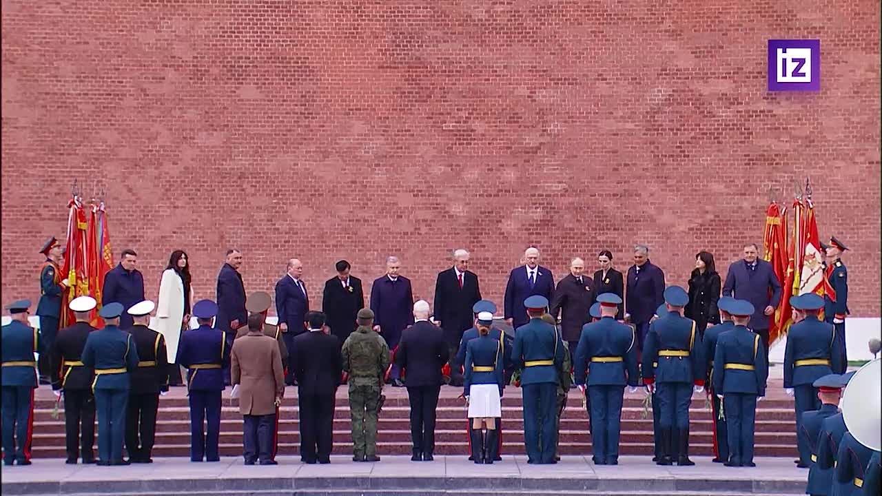 Президент Абхазии Бадра Гунба прослезился во время возложения цветов к Могиле Неизвестного Солдата в Александровском саду в Москве
