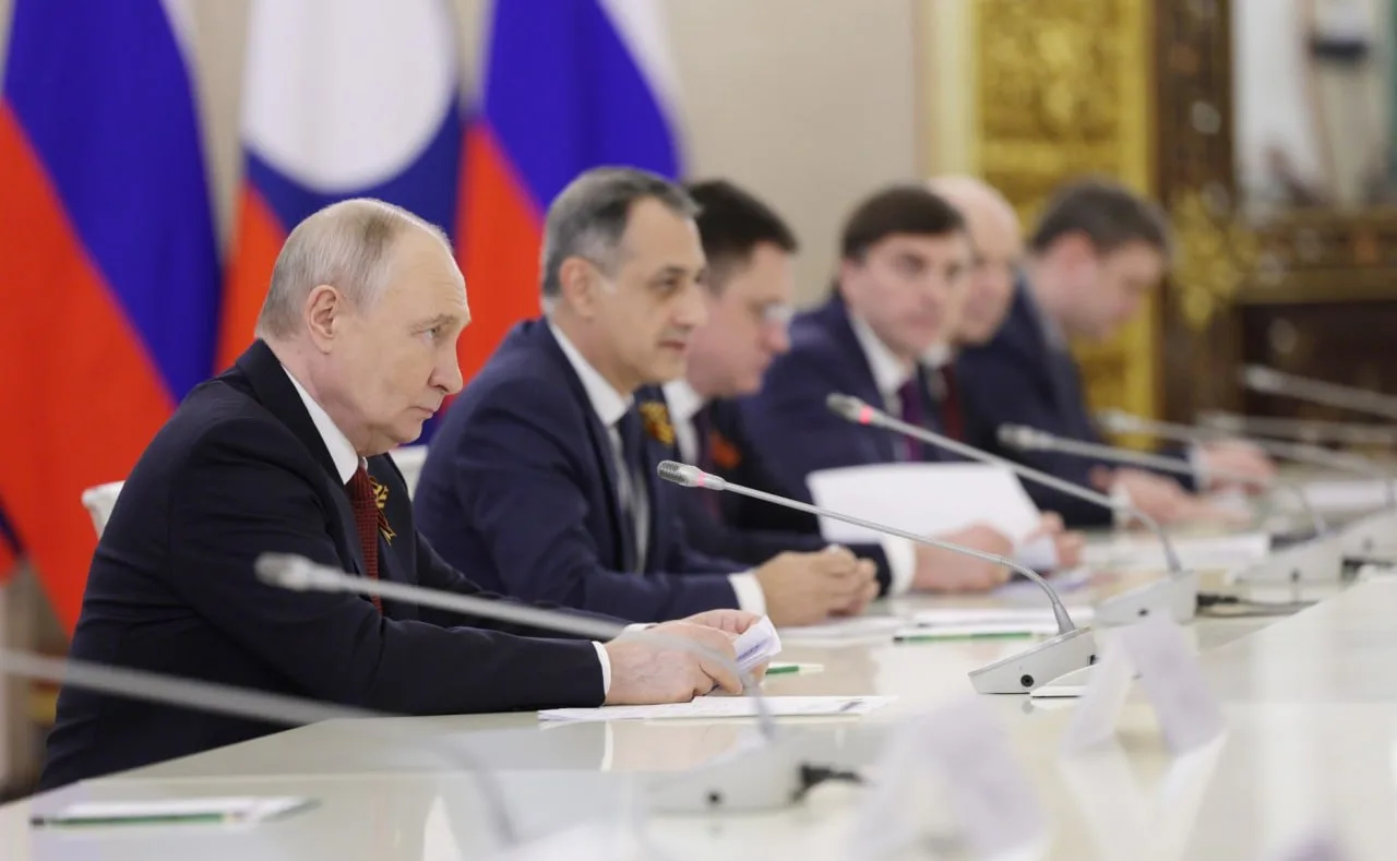 В Кремле состоялась встреча Президента Российской Федерации В.В.Путина с Президентом Лаосской Народно-Демократической Республики Тхонглуном Сисулитом, прибывшим в Россию для участия в праздновании Дня Победы (Москва, 9 мая... В Кремле состоялась встреча Президента Российской Федерации В.В.Путина с Президентом Лаосской Народно-Демократической Республики Тхонглуном Сисулитом, прибывшим в Россию для участия в праздновании Дня Победы (Москва, 9 мая...