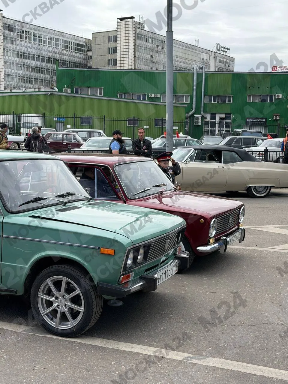 Все любители ретро сегодня сошлись на улице Ленинская Слобода — там стартовал парад ретроавтомобилей «Круг Победы»! Финиширует колонна на Поклонной горе Все любители ретро сегодня сошлись на улице Ленинская Слобода — там стартовал парад ретроавтомобилей «Круг Победы»! Финиширует колонна на Поклонной горе