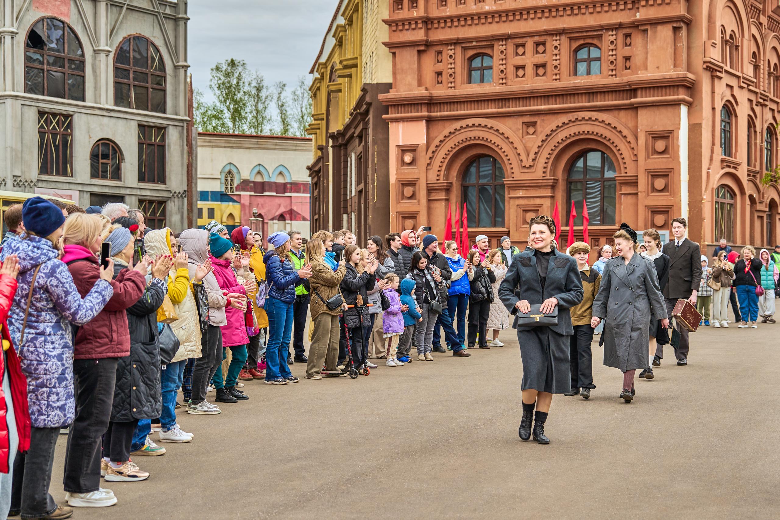 Вот так вчера Москва отмечала День Победы! В парках, на ВДНХ и в кинопарке «Москино» жители и гости столицы слушали патриотические песни, участвовали в мастер-классах и смотрели театрализованные представления и спектакли Вот так вчера Москва отмечала День Победы! В парках, на ВДНХ и в кинопарке «Москино» жители и гости столицы слушали патриотические песни, участвовали в мастер-классах и смотрели театрализованные представления и спектакли