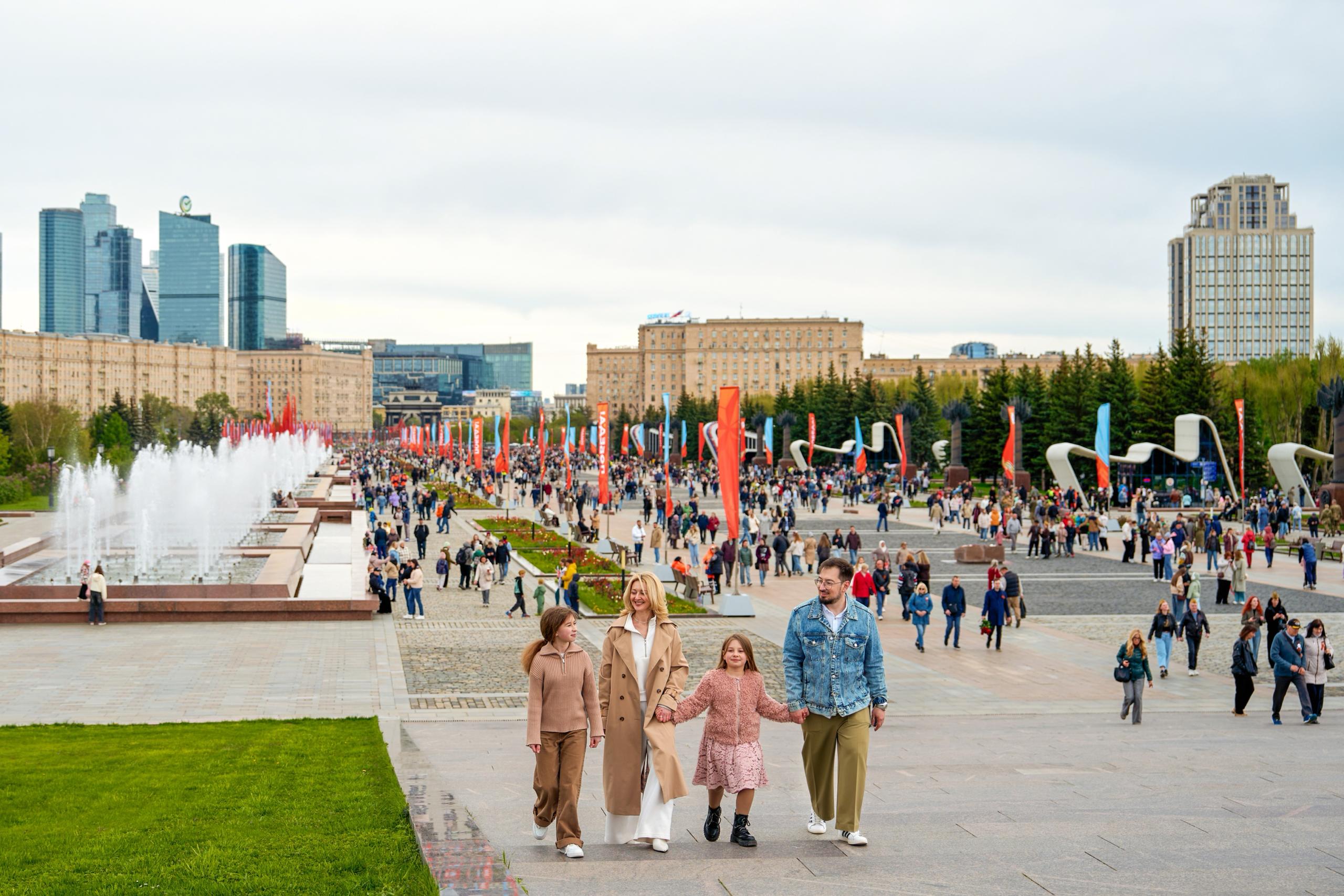 Вот так вчера Москва отмечала День Победы! В парках, на ВДНХ и в кинопарке «Москино» жители и гости столицы слушали патриотические песни, участвовали в мастер-классах и смотрели театрализованные представления и спектакли Вот так вчера Москва отмечала День Победы! В парках, на ВДНХ и в кинопарке «Москино» жители и гости столицы слушали патриотические песни, участвовали в мастер-классах и смотрели театрализованные представления и спектакли