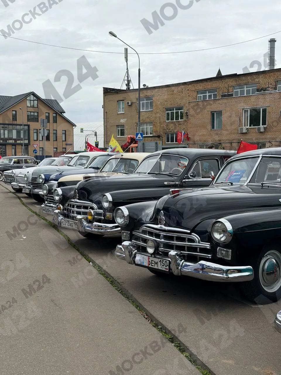 Все любители ретро сегодня сошлись на улице Ленинская Слобода — там стартовал парад ретроавтомобилей «Круг Победы»! Финиширует колонна на Поклонной горе Все любители ретро сегодня сошлись на улице Ленинская Слобода — там стартовал парад ретроавтомобилей «Круг Победы»! Финиширует колонна на Поклонной горе