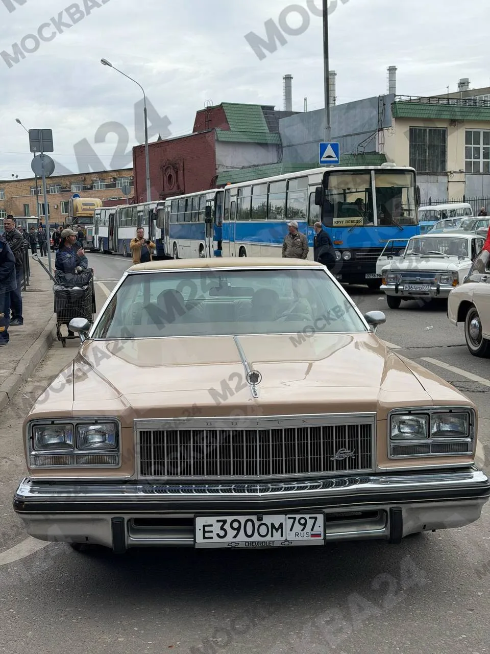 Все любители ретро сегодня сошлись на улице Ленинская Слобода — там стартовал парад ретроавтомобилей «Круг Победы»! Финиширует колонна на Поклонной горе Все любители ретро сегодня сошлись на улице Ленинская Слобода — там стартовал парад ретроавтомобилей «Круг Победы»! Финиширует колонна на Поклонной горе