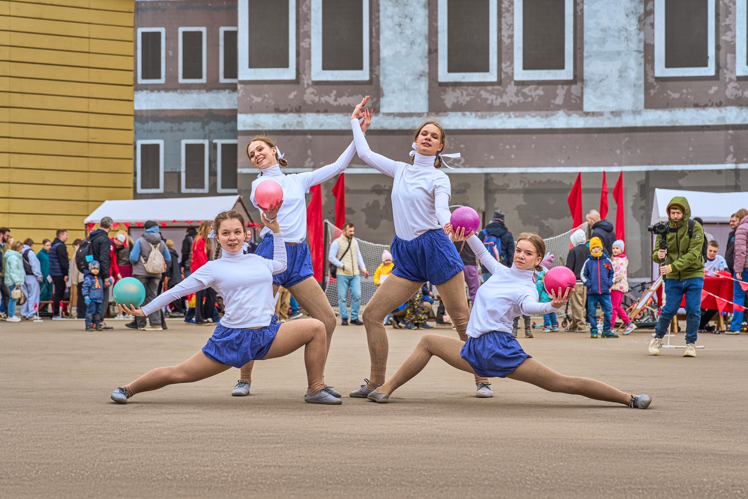 Вот так вчера Москва отмечала День Победы! В парках, на ВДНХ и в кинопарке «Москино» жители и гости столицы слушали патриотические песни, участвовали в мастер-классах и смотрели театрализованные представления и спектакли Вот так вчера Москва отмечала День Победы! В парках, на ВДНХ и в кинопарке «Москино» жители и гости столицы слушали патриотические песни, участвовали в мастер-классах и смотрели театрализованные представления и спектакли