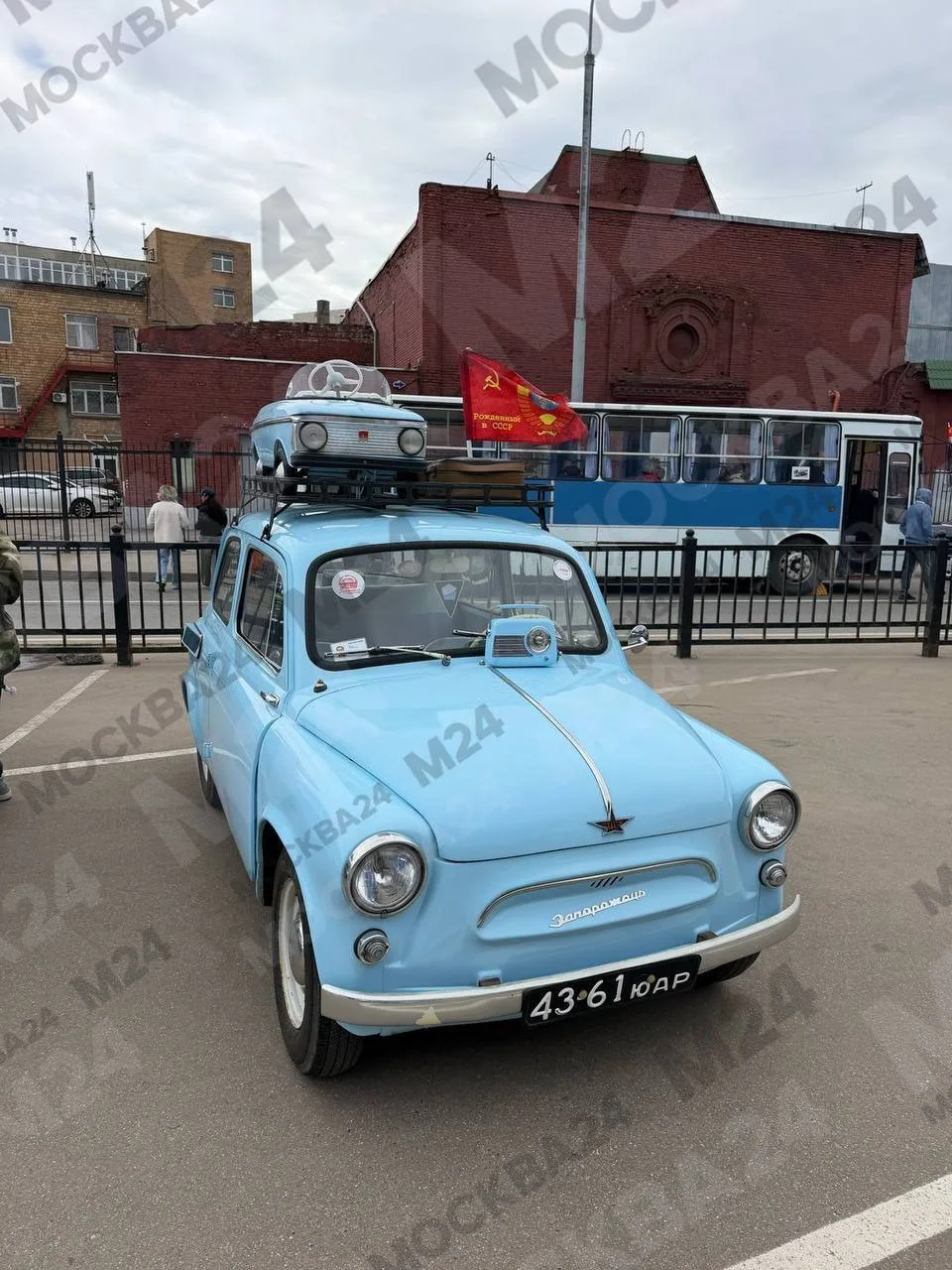 Все любители ретро сегодня сошлись на улице Ленинская Слобода — там стартовал парад ретроавтомобилей «Круг Победы»! Финиширует колонна на Поклонной горе Все любители ретро сегодня сошлись на улице Ленинская Слобода — там стартовал парад ретроавтомобилей «Круг Победы»! Финиширует колонна на Поклонной горе