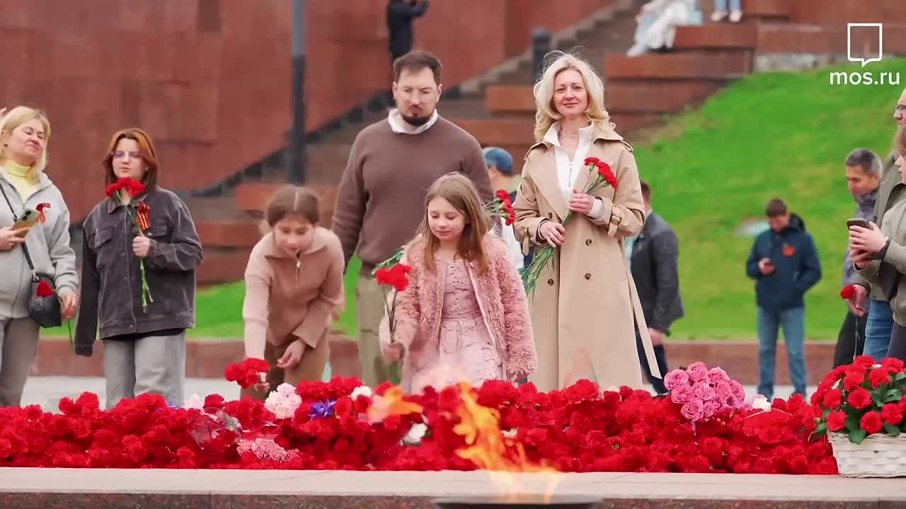 Москва отпраздновала 81-ю годовщину Великой Победы! Москвичи благодарили ветеранов, слушали патриотические песни, возлагали цветы и смотрели театрализованные представления и фильмы о героях