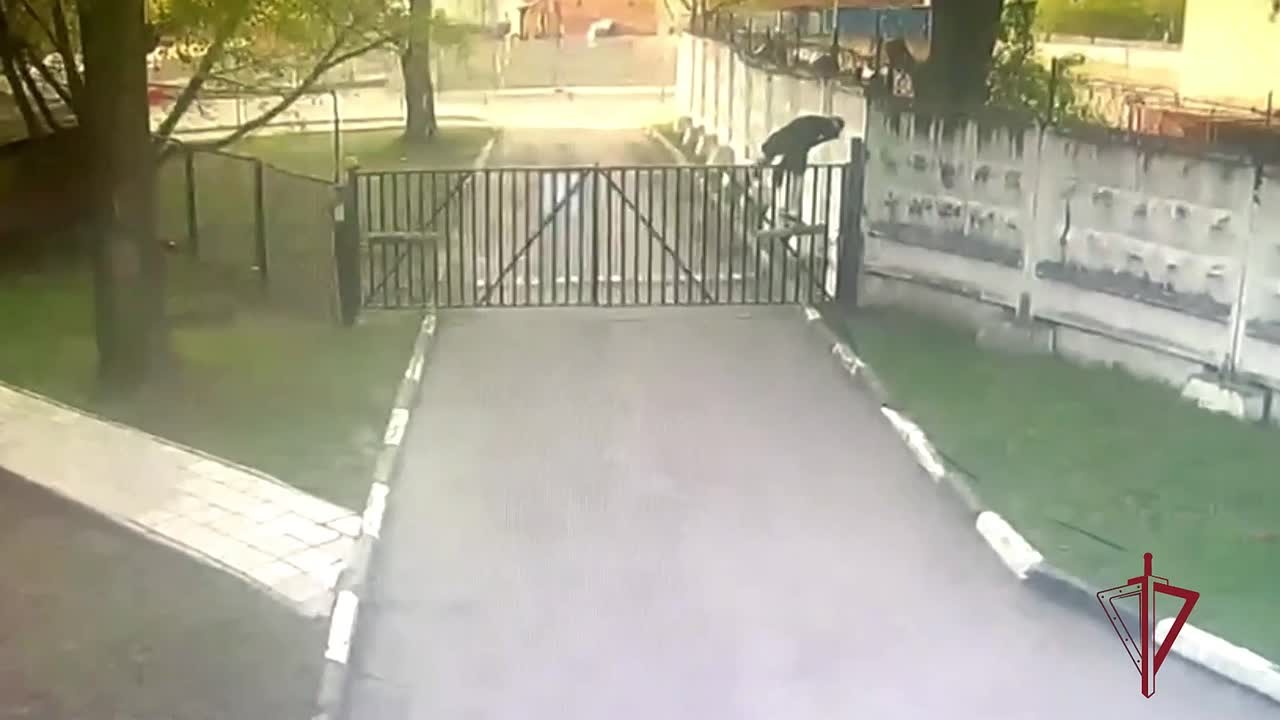 СЗАО. На северо-западе столицы сотрудники вневедомственной охраны Главного управления Росгвардии по городу Москве задержали гражданина, пробравшегося на территорию учебного заведения
