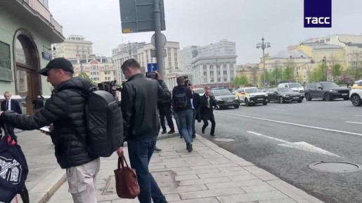Кадры митинга активистов у гостиницы "Метрополь" в Москве, где представительство ЕС проводит прием по случаю "Дня Европы"