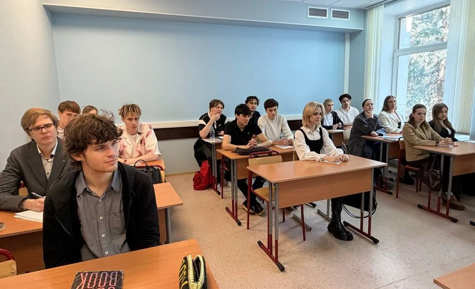 Председатель комиссии МГД по градостроительству, государственной собственности и землепользованию Евгений Селиверстов (фракция партии «Единая Россия») встретился со студентами 2-го курса Института государственной службы и... Председатель комиссии МГД по градостроительству, государственной собственности и землепользованию Евгений Селиверстов (фракция партии «Единая Россия») встретился со студентами 2-го курса Института государственной службы и...