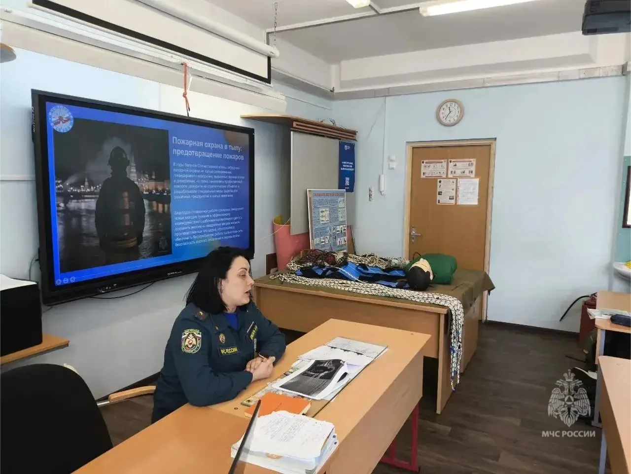Сотрудники МЧС России проводят открытые уроки в школах столицы Сотрудники МЧС России проводят открытые уроки в школах столицы