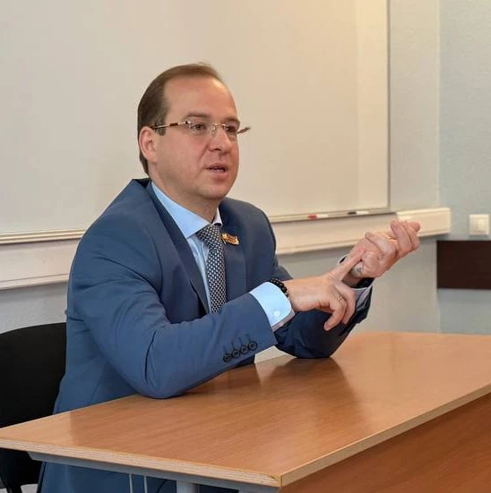 Председатель комиссии МГД по градостроительству, государственной собственности и землепользованию Евгений Селиверстов (фракция партии «Единая Россия») встретился со студентами 2-го курса Института государственной службы и... Председатель комиссии МГД по градостроительству, государственной собственности и землепользованию Евгений Селиверстов (фракция партии «Единая Россия») встретился со студентами 2-го курса Института государственной службы и...