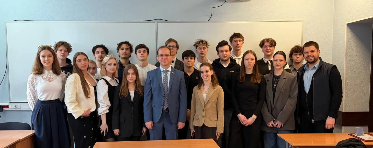 Председатель комиссии МГД по градостроительству, государственной собственности и землепользованию Евгений Селиверстов (фракция партии «Единая Россия») встретился со студентами 2-го курса Института государственной службы и...