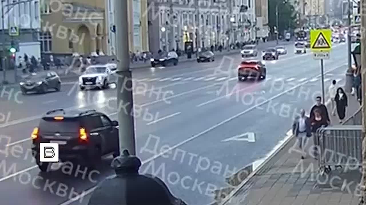 Водитель Infiniti мог сбить людей на проспекте Мира в Москве из-за того, что пошел в "дрифт"